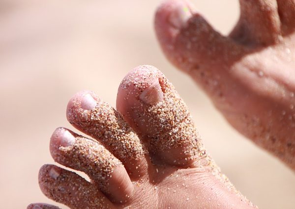 plaja picioare in nisip
